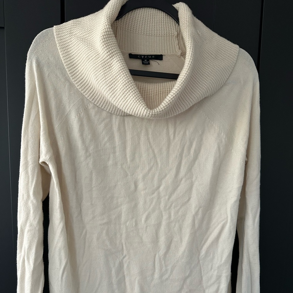 Cyrus cream sweater thin medium